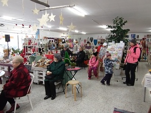 Tapahtumassa vieraili kaikenkaikkiaan noin 80 hlö. Ja hymyileviä kasvoja näkyi joka puolella.