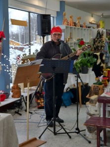 Heikki Kuikan lennokas kitara johdatti meidät tunnelmallisiin joululauluihin.