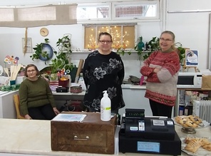 Naisenergiaa kassan takana. Raili, Anneli ja Elina.