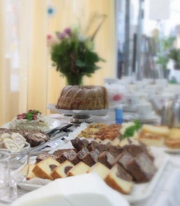 Kahvipöytä notkui talkoolaisten telemistä herkuista. Kuva: Tuija Lehtonen