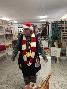 Reppanaa mietityttää, koska Joulupukki oli juuri kertonut, että vielä tänäkin päivänä hän voi tuoda risuja tuhmille lapsille...ja tontuille....