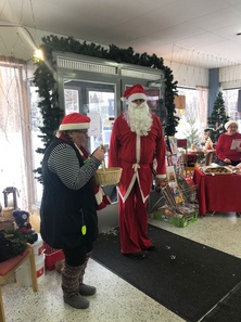 Joulupukin saapuminen kruunasi avajaiset. Odotettu vieras. Reppana-tonttua vähän jänskättää siinä vieressä.