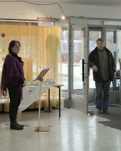 Kerttu Kyöttinen lausui miehille runoja. Kuva: Tuija Lehtonen