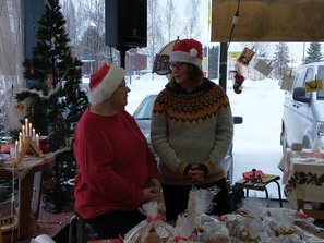 Pirjo-Liisalla ja Niinalla oli myynnissä kaikkea ihanaa jouluista niin massuun kuin sisustukseenkin.